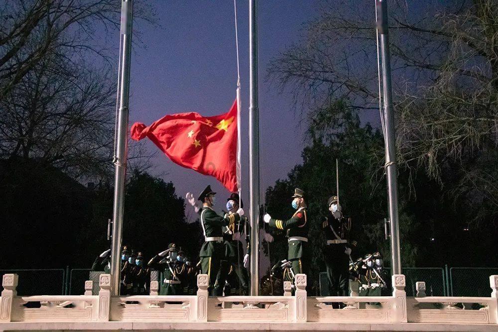 副旅长去酒馆吃饭，搬起石狮挡门，引得司令员讲：我请客，挪石狮
