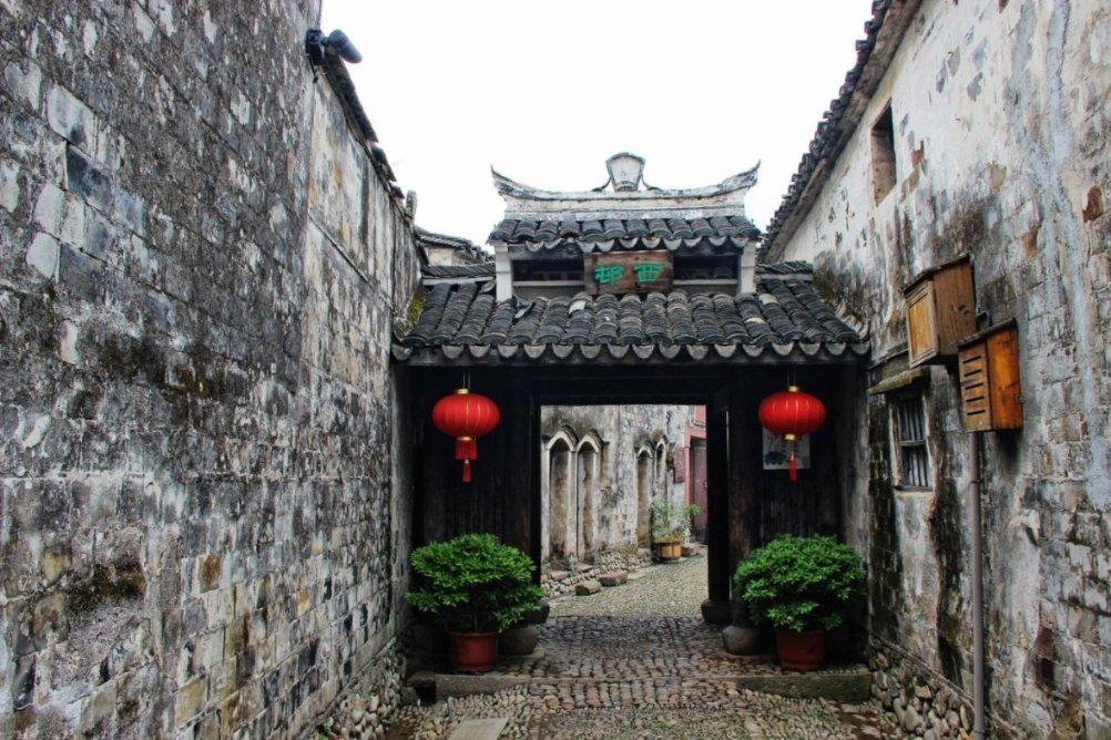罗青审议自治区政府工作报告时强调：以落实“六个工程”为抓手 凝心聚力办好两件大事
